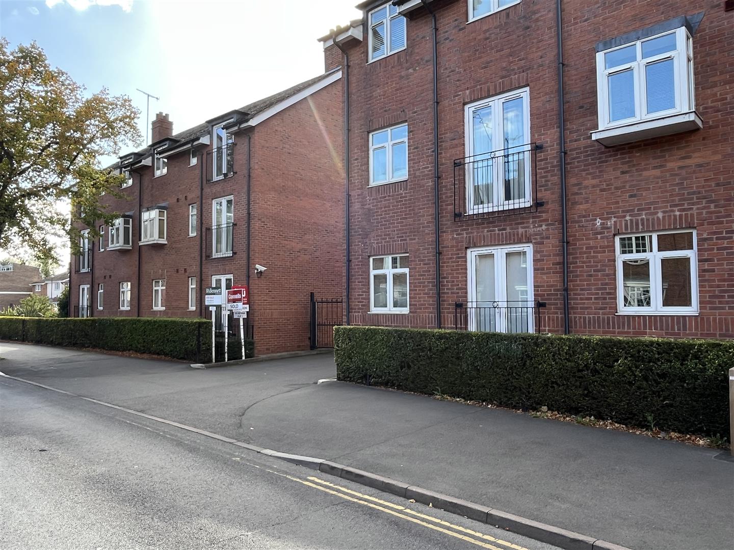 Woodville Ct, Coventry Road, (Handy for Rail Station!) Warwick 16